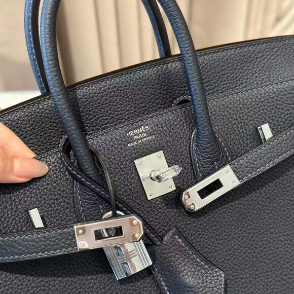 Classic Hermes Bag: A Stylish and Versatile Choice for Elegance - Picture 3 of 6